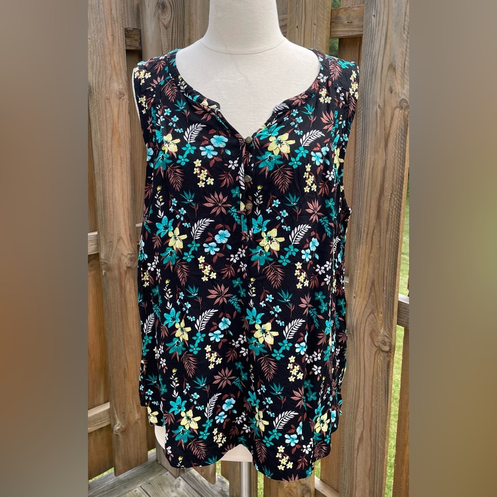 Sonoma Sleeveless Floral Blouse V-Neck with Bronze Buttons XXL